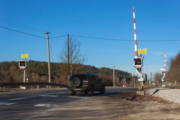 チェコ共和国での踏切。トラックの上の道の交差点。碑文"注意列車". — ストック写真