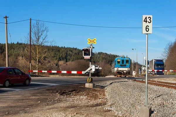 Trecerea feroviară în Republica Cehă. Drumul trece peste şine. Inscripția "CAUTION TRAIN ". — Fotografie, imagine de stoc