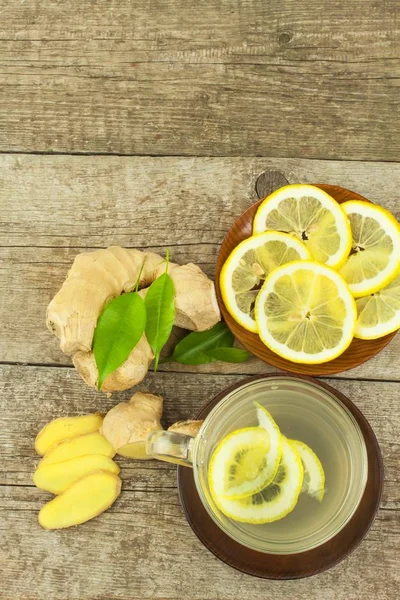 レモンと自家製ジンジャー ティー。インフルエンザや風邪の治療。伝統的な民俗薬. — ストック写真