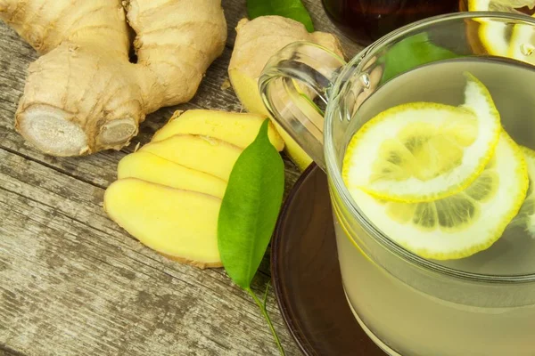 Tè allo zenzero fatto in casa con limone. Trattamento dell'influenza e del raffreddore. Medicina popolare tradizionale . — Foto Stock