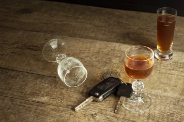 Alkol ve sürüş. Yollarda tehlike. Alkolik direksiyonuna. Arabanın anahtarlarını çubuğu.