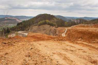Yolu taş ocağı. Çek Cumhuriyeti'nde taş ocağından taş çıkarma taş görünümü.