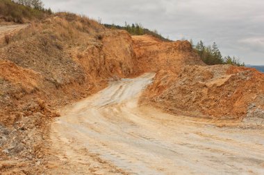 Yolu taş ocağı. Çek Cumhuriyeti'nde taş ocağından taş çıkarma taş görünümü.