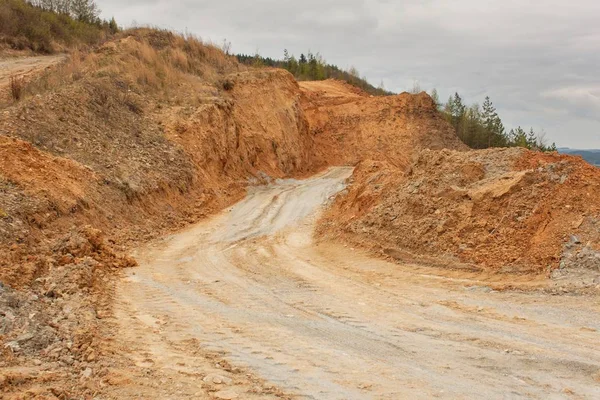 Yolu taş ocağı. Çek Cumhuriyeti'nde taş ocağından taş çıkarma taş görünümü.
