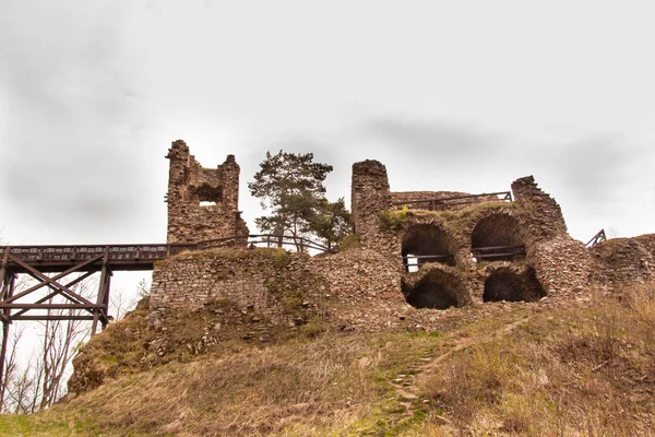 Zubstejn Ruinen der Burg im 13. Jahrhundert in der Tschechischen Republik erbaut. Bewölkter Tag. — Stockfoto