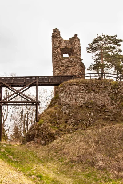 Zubstejn ruïnes van het kasteel gebouwd in de 13e eeuw in Tsjechië. Bewolkte dag. — Stockfoto