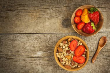 Çilek yulaf ezmesi. Sağlıklı beslenme kavramı. Sporcular için enfes bir aperatif. Vejetaryen yiyecekler.