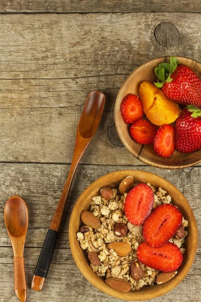 Oatmeal with strawberries. The concept of healthy eating. An exquisite snack for athletes. Vegetarian food. — Stock Photo, Image