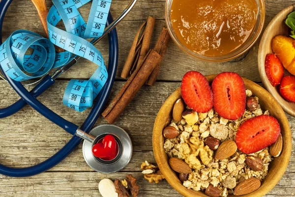 Stethoskop und Haferflocken mit Erdbeeren. das Konzept der gesunden Ernährung. Ernährung. — Stockfoto
