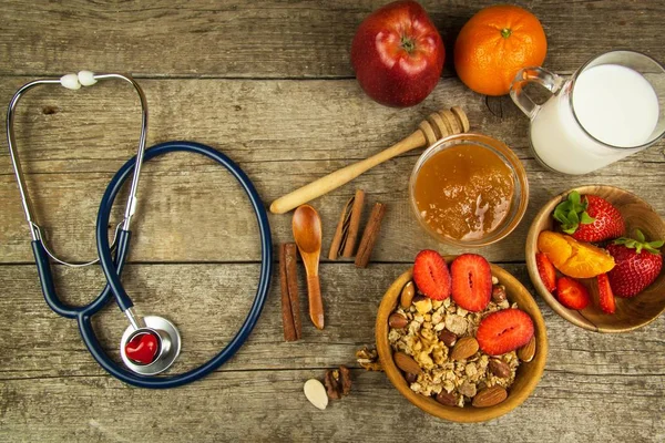 Stethoskop und Haferflocken mit Erdbeeren. das Konzept der gesunden Ernährung. Ernährung. — Stockfoto