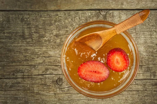 Bee honey and fresh strawberries. Sweet food. Sales of honey. — Stock Photo, Image