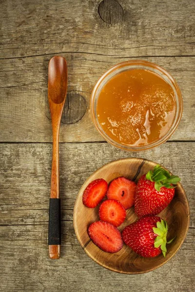 Bee honey and fresh strawberries. Sweet food. Sales of honey. — Stock Photo, Image