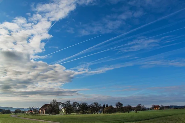 Morning sky and condensation traces of planes. Spring sky. — Stock Photo, Image