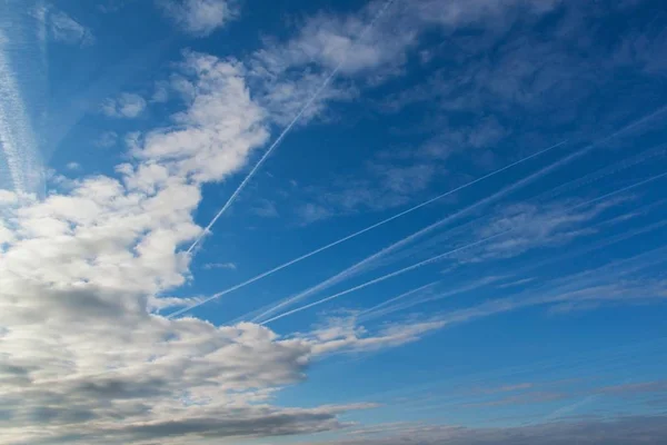 Cielo matutino y rastros de condensación de aviones. Cielo de primavera . — Foto de Stock