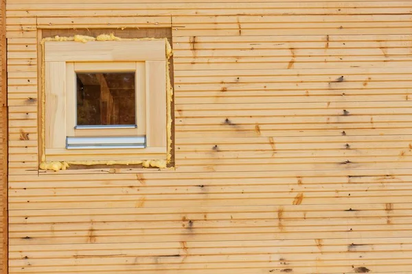 Isolamento da janela da espuma na construção de madeira. A construir uma casa ecológica. Isolamento térmico. — Fotografia de Stock