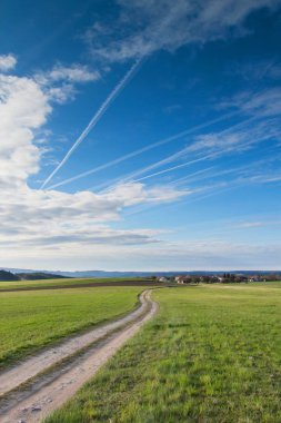Sabah gökyüzü ve yoğunlaşma izleri uçaklar. Bahar gökyüzü.