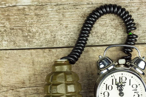 Grenade and old alarm clock. Timed bomb. The concept of terrorism. — Stock Photo, Image