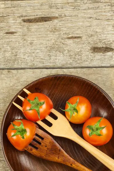 Sherry rajčata na dřevěnou vidličku. Koncept stravy. Vegetariánské jídlo. Místo pro text. — Stock fotografie
