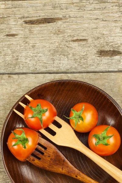 Tomate Sherry em um garfo de madeira. Conceito de dieta. Comida vegetariana. Lugar para texto . — Fotografia de Stock