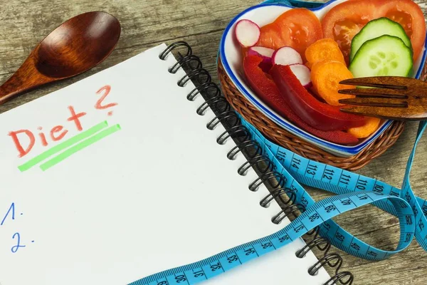 Behandling av fetma. Kost på ett träbord. Friska grönsaker. — Stockfoto