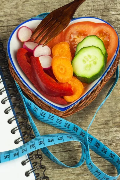 Behandling av fetma. Kost på ett träbord. Friska grönsaker. — Stockfoto