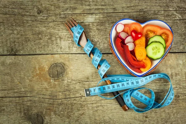 Tratamento da obesidade. Dieta em uma mesa de madeira. Produtos hortícolas saudáveis . — Fotografia de Stock