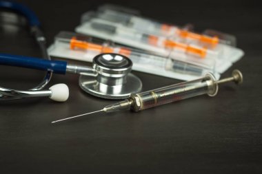 Ahşap bir gemide şırınga. Kanser tedavisi. Grip aşısı. Tıp aletleri ve Phonendoscope