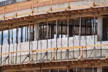 Iskele ve Beton kalıp. İnşaat alanında bir ofis binası. İnşaat işleri.