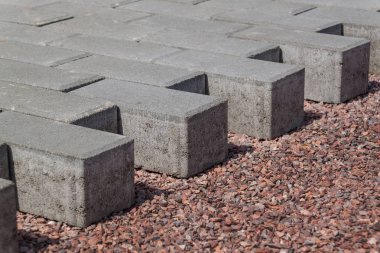 Beton kaldırım. Yeni bir yol inşaatı. Yol çalışması.