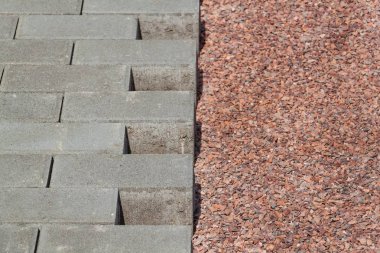 Beton kaldırım. Yeni bir yol inşaatı. Yol çalışması.