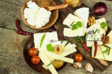 Dilimlenmiş peynir ve kırmızı biber ile sebze. Aromatik gıda.