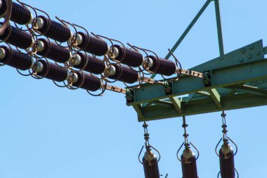 Yüksek gerilim seramik yalıtkan detayını. Yüksek gerilim kurşun. Elektrik Dağıtım.