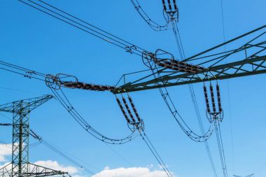 Yüksek gerilim seramik yalıtkan detayını. Yüksek gerilim kurşun. Elektrik Dağıtım.