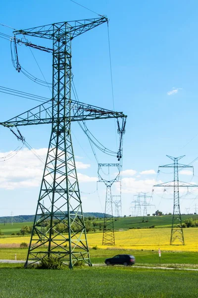 Pilares de alto voltaje en el paisaje checo. Distribución de electricidad . — Foto de Stock