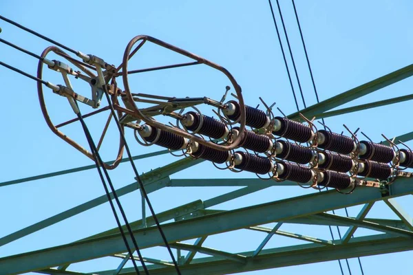 Detalle de aislante cerámico de alto voltaje. Plomo de alto voltaje. Distribución de electricidad . — Foto de Stock