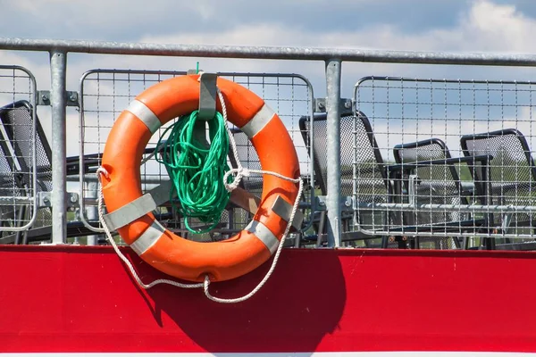 Um anel de resgate no corrimão do navio de cruzeiro. Salva o afogamento. Equipamento de segurança . — Fotografia de Stock