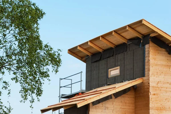 生態学的な木造住宅の建設。壁・屋根の断熱. — ストック写真