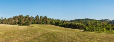 Bir tepelik Panoraması manzara Çek Cumhuriyeti Tisnov town yakınındaki ormanlık. Güneşli bir sabah arazide.