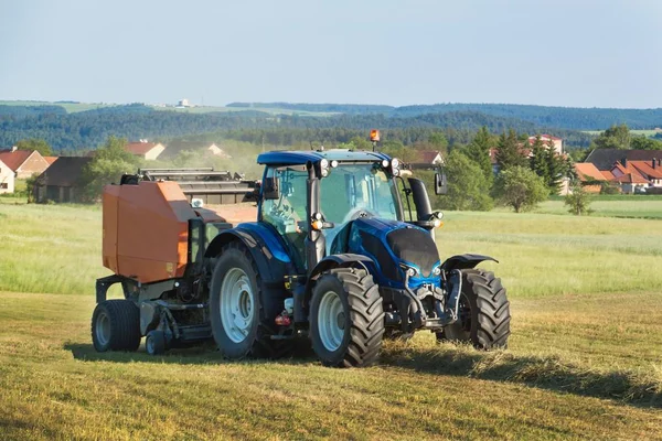 Tracteur bleu sur le pâturage.. Travaux agricoles à la ferme en République tchèque . — Photo