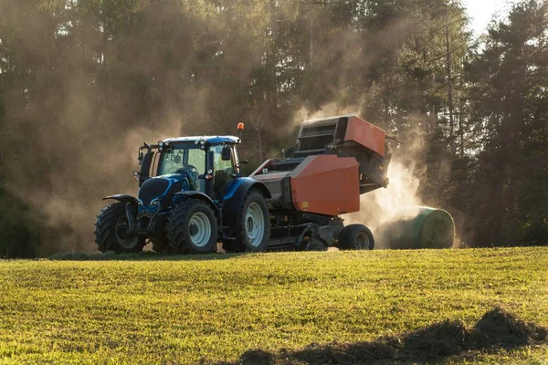 Blauer Traktor auf der Weide.. landwirtschaftliche Arbeit auf dem Bauernhof in der Tschechischen Republik. — Stockfoto