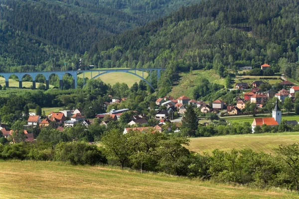 Il villaggio di Dolni Loucky nella Repubblica Ceca. Ponte ferroviario su una piccola città . — Foto Stock