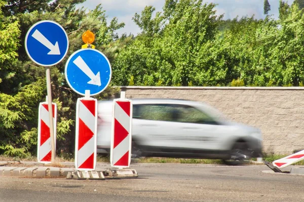 Omväg på vägen. Trafikskyltar. Reparation av asfaltväg. — Stockfoto