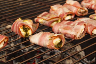 Peynir ve ıspanak ile ızgara domuz pastırması. Yaz mangal partisi.