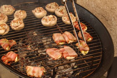 Peynir ve ıspanak ile ızgara domuz pastırması. Yaz mangal partisi.