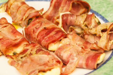 Peynir ve ıspanak ile ızgara domuz pastırması. Yaz mangal partisi.