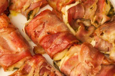 Peynir ve ıspanak ile ızgara domuz pastırması. Yaz mangal partisi.