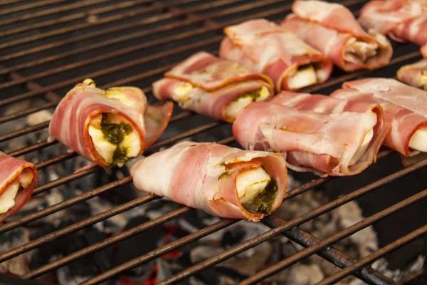 Peynir ve ıspanak ile ızgara domuz pastırması. Yaz mangal partisi.