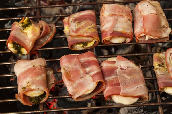 Bacon grelhado com queijo e espinafre. Festa de churrasco de verão . — Fotografia de Stock