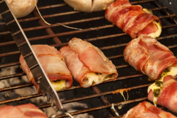 Bacon grelhado com queijo e espinafre. Festa de churrasco de verão . — Fotografia de Stock