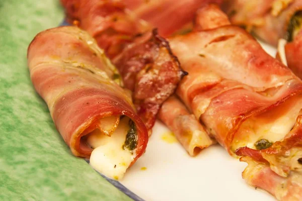 Peynir ve ıspanak ile ızgara domuz pastırması. Yaz mangal partisi.